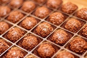 fazer brigadeiro gourmet 300x200 - Fazer Brigadeiro para vender?Por onde começar