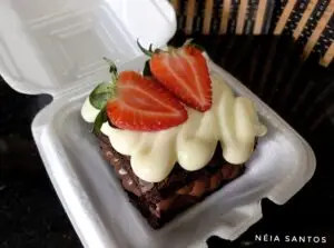 brownie recheio ninho com morango 300x223 - Ebook Brownie Que vende